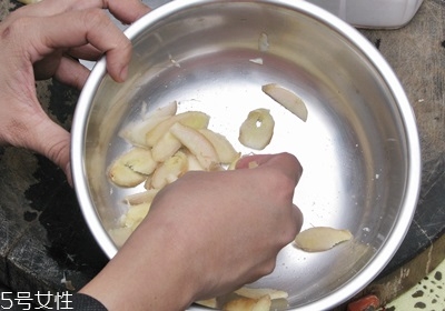 老姜和嫩姜功效的區(qū)別 不同姜的特點 老姜和嫩姜功效的區(qū)別 不同姜的特點