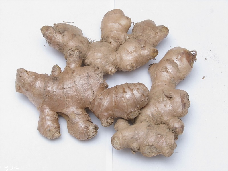 老姜和嫩姜功效的區(qū)別 不同姜的特點 老姜和嫩姜功效的區(qū)別 不同姜的特點