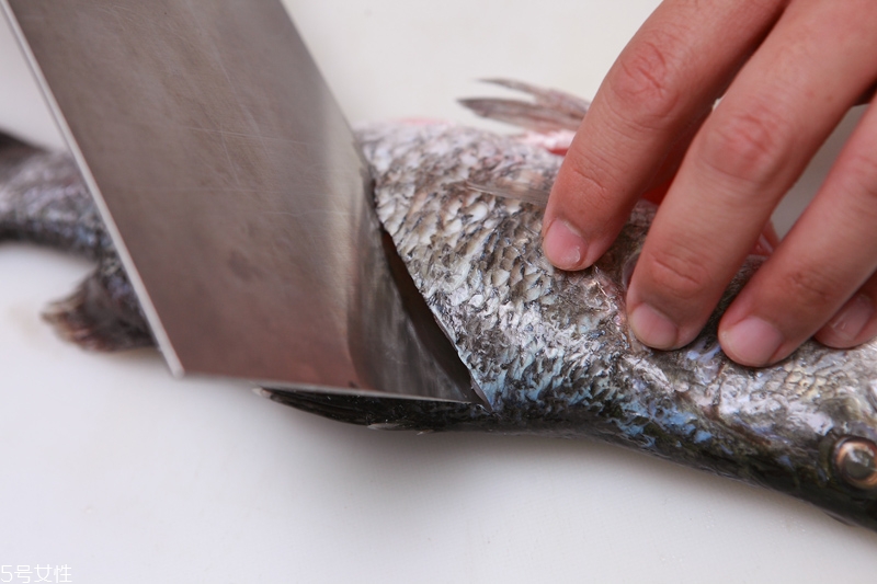 怎么煎魚(yú)不粘鍋不掉皮 煎魚(yú)不破皮技巧