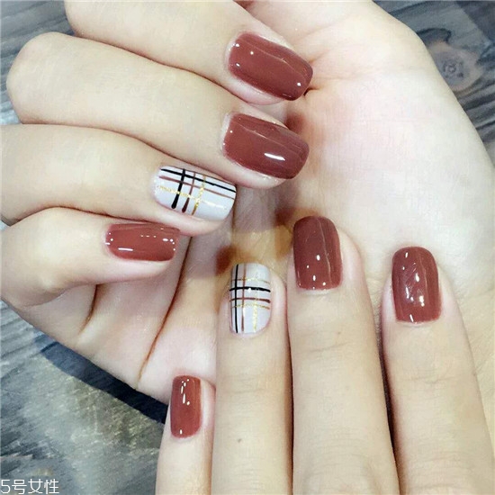 什么美甲顯手白又修長 氣質花朵美甲具體步驟