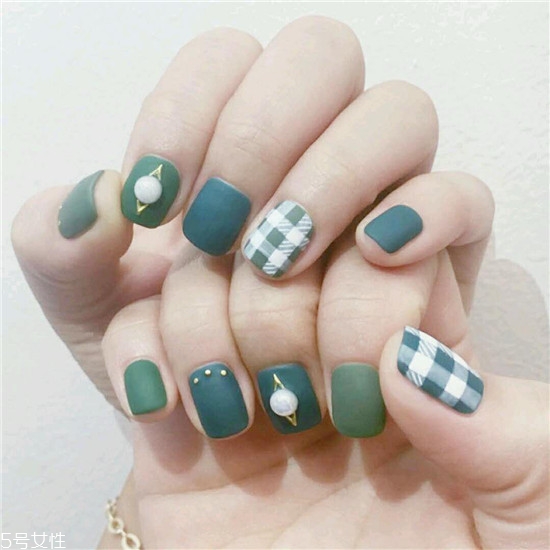 什么美甲顯手白又修長 氣質花朵美甲具體步驟