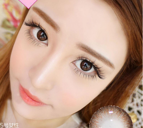 美瞳和隱形眼鏡的護(hù)理液一樣嗎 美瞳沒(méi)有護(hù)理液拿什么泡