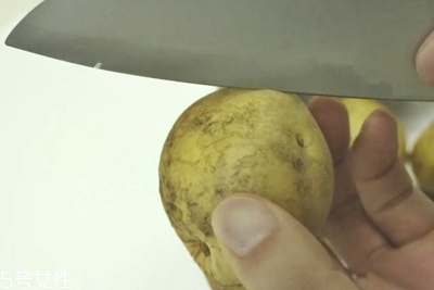 水煮土豆怎樣好剝皮 水煮土豆剝皮技巧 水煮土豆怎樣好剝皮 水煮土豆剝皮技巧