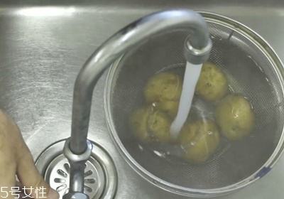 水煮土豆怎樣好剝皮 水煮土豆剝皮技巧 水煮土豆怎樣好剝皮 水煮土豆剝皮技巧