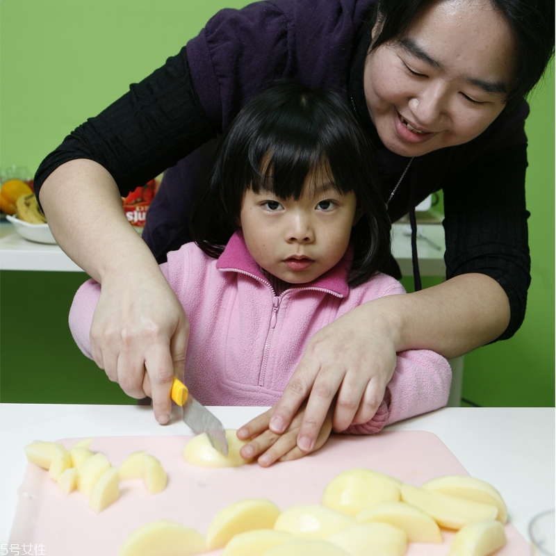 水煮土豆怎樣好剝皮 水煮土豆剝皮技巧 水煮土豆怎樣好剝皮 水煮土豆剝皮技巧