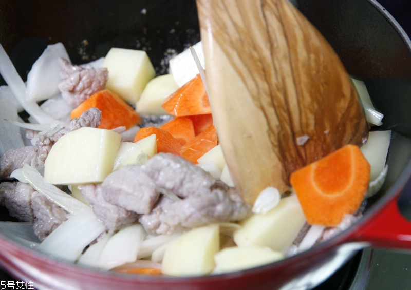 水煮土豆怎樣好剝皮 水煮土豆剝皮技巧 水煮土豆怎樣好剝皮 水煮土豆剝皮技巧