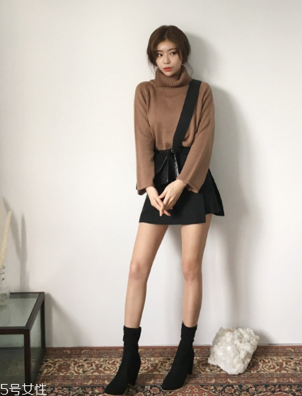 毛衣搭配短裙好看嗎？立顯俏皮少女范兒
