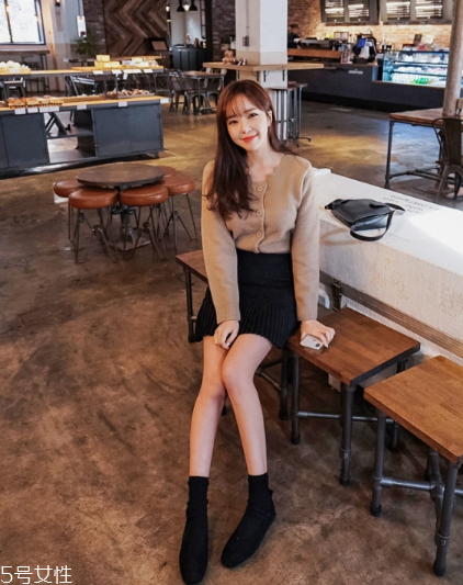 毛衣搭配短裙好看嗎？立顯俏皮少女范兒