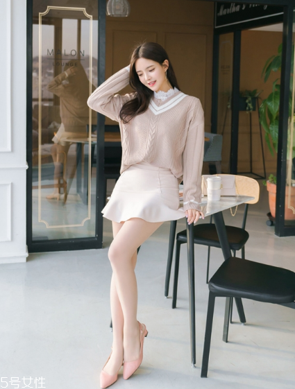 毛衣搭配短裙好看嗎？立顯俏皮少女范兒