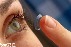 美瞳睡覺忘摘了會怎么樣 美瞳不宜過長時間佩戴 美瞳睡覺忘摘了會怎么樣 美瞳不宜過長時間佩戴