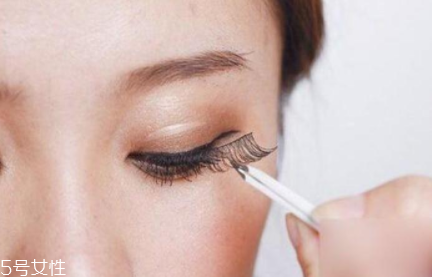 什么方法可以讓睫毛變長 3個方法讓睫毛魅力十足 什么方法可以讓睫毛變長 3個方法讓睫毛魅力十足