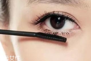 不畫眼線只涂睫毛膏行嗎？這么涂睫毛膏能放大雙眼