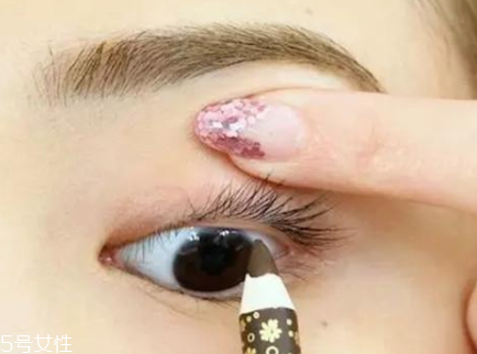 不畫眼線只涂睫毛膏行嗎？這么涂睫毛膏能放大雙眼