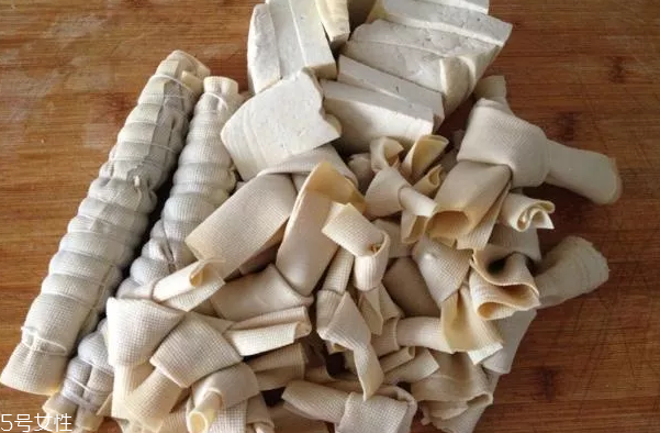 豆腐皮能油炸嗎？火候太猛容易炸糊