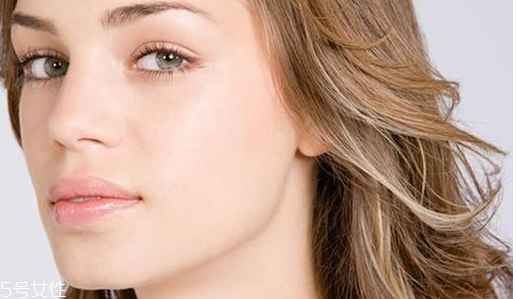 美瞳和隱形眼鏡的護(hù)理液一樣嗎 美瞳沒(méi)有護(hù)理液拿什么泡