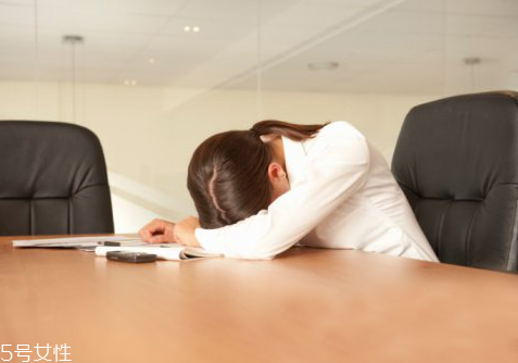 美瞳睡覺忘摘了會怎么樣 美瞳不宜過長時間佩戴 美瞳睡覺忘摘了會怎么樣 美瞳不宜過長時間佩戴