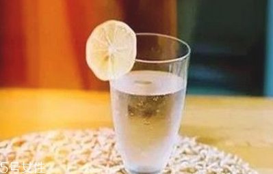 美瞳和隱形眼鏡的護(hù)理液一樣嗎 美瞳沒(méi)有護(hù)理液拿什么泡