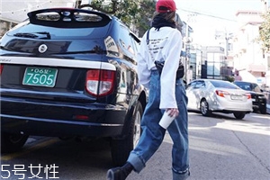 牛仔褲穿著掉色怎么辦？輕度掉色是正常的