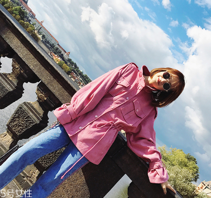 牛仔褲被84染了怎么辦？立即沖洗干凈