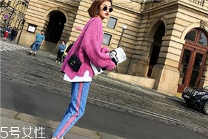 牛仔褲被84染了怎么辦？立即沖洗干凈