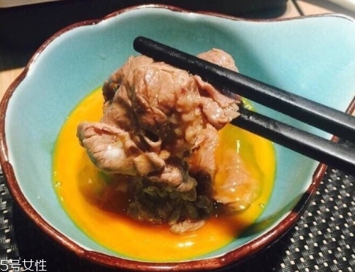 壽喜鍋生雞蛋怎么吃？壽喜燒蘸生雞蛋最美味