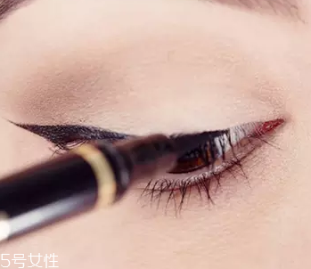 眼線眼尾怎么畫好看？用透明膠畫出優(yōu)美弧度