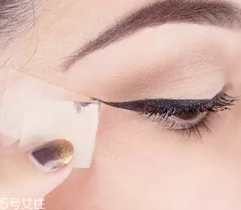眼線眼尾怎么畫好看？用透明膠畫出優(yōu)美弧度