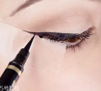 眼線眼尾怎么畫好看？用透明膠畫出優(yōu)美弧度