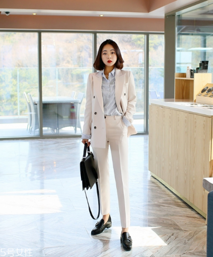 雙排扣西裝怎么搭配？盡顯帥氣女王范兒