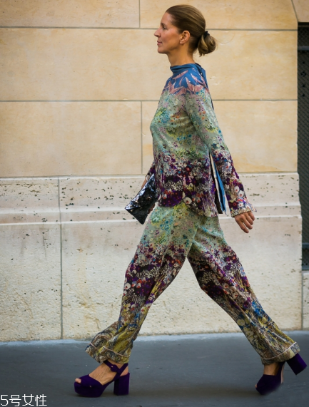 防水臺高跟鞋怎么搭配？拉長氣質(zhì)細腿