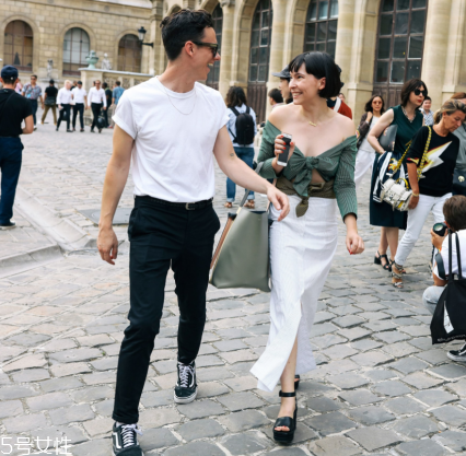 防水臺高跟鞋怎么搭配？拉長氣質(zhì)細腿