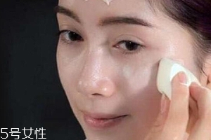 BB霜和粉底液的區(qū)別 彩妝達(dá)人很少用BB霜 BB霜和粉底液的區(qū)別 彩妝達(dá)人很少用BB霜