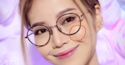 戴眼鏡好看還是不戴眼鏡好看？寬眼距戴眼鏡很精致