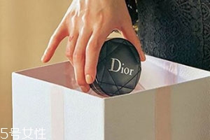 迪奧2018年皮革氣墊多少錢(qián)？迪奧包包同款質(zhì)感