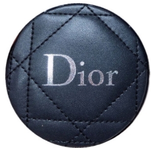 迪奧2018年皮革氣墊多少錢(qián)？迪奧包包同款質(zhì)感
