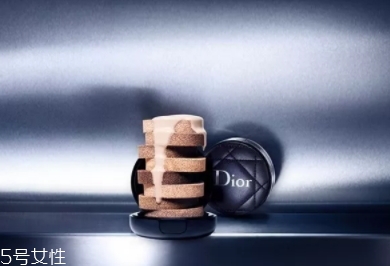 迪奧2018年皮革氣墊多少錢(qián)？迪奧包包同款質(zhì)感