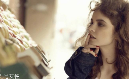 復(fù)古卷發(fā)什么顏色好看？小卷發(fā)黑色顯老