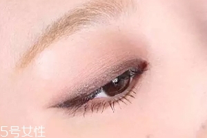 單眼皮如何畫眼影？亮色眼影會制造車禍現(xiàn)場