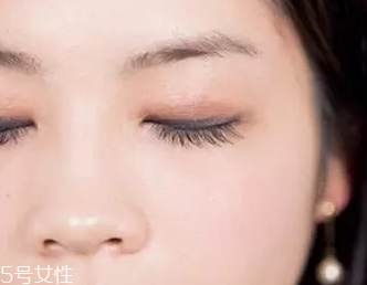 單眼皮如何畫眼影？亮色眼影會制造車禍現(xiàn)場