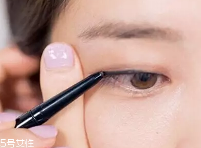 單眼皮如何畫眼影？亮色眼影會制造車禍現(xiàn)場