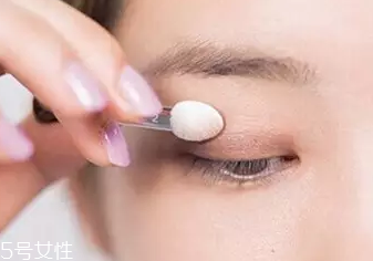 單眼皮如何畫眼影？亮色眼影會制造車禍現(xiàn)場