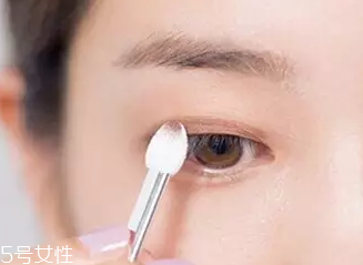 單眼皮如何畫眼影？亮色眼影會制造車禍現(xiàn)場