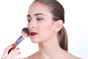 化妝品過(guò)敏臉腫了了怎么辦 立即停止化妝