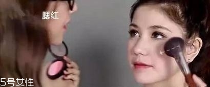 化妝品過(guò)敏臉腫了了怎么辦 立即停止化妝