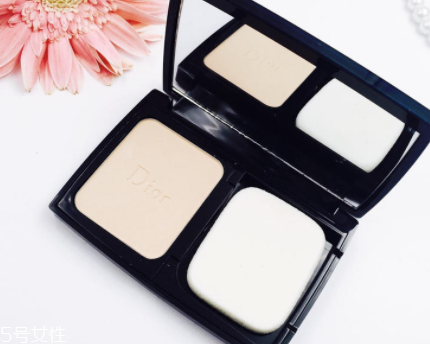 迪奧凝脂恒久粉餅好用嗎？輕薄持久適合春夏