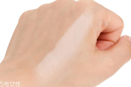 迪奧凝脂恒久粉餅好用嗎？輕薄持久適合春夏