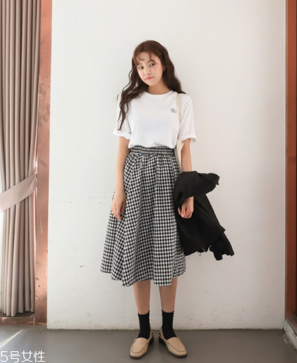 格子長裙搭配什么上衣？清新文藝風(fēng)女孩
