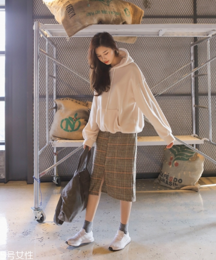 格子長裙搭配什么上衣？清新文藝風(fēng)女孩