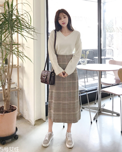 格子長裙搭配什么上衣？清新文藝風(fēng)女孩