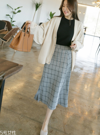 格子長裙搭配什么上衣？清新文藝風(fēng)女孩